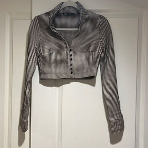Cropped hounds tooth top. Stretchy fabric